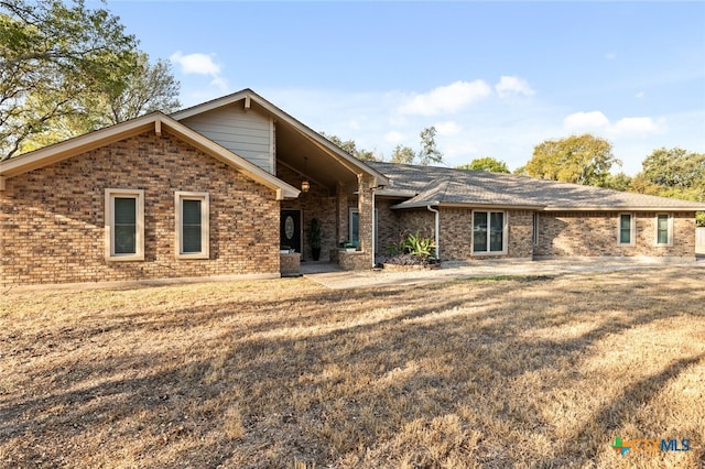 view of front of property with a front yard