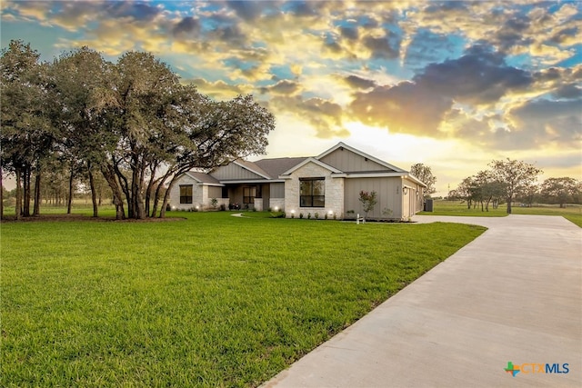 view of front of house featuring a lawn