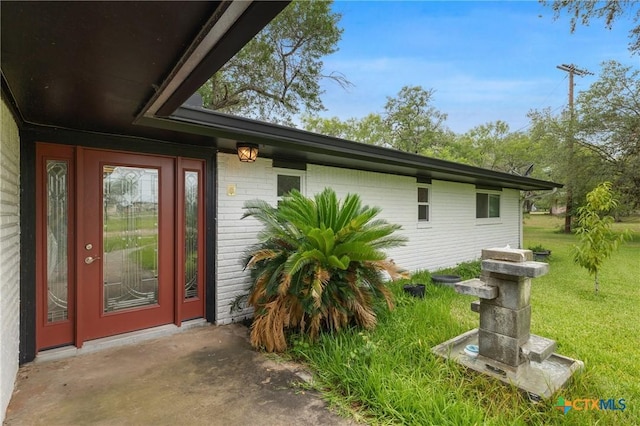 1223 N Sarah Dewitt Dr, Gonzales, TX 78629 - property entrance featuring a yard