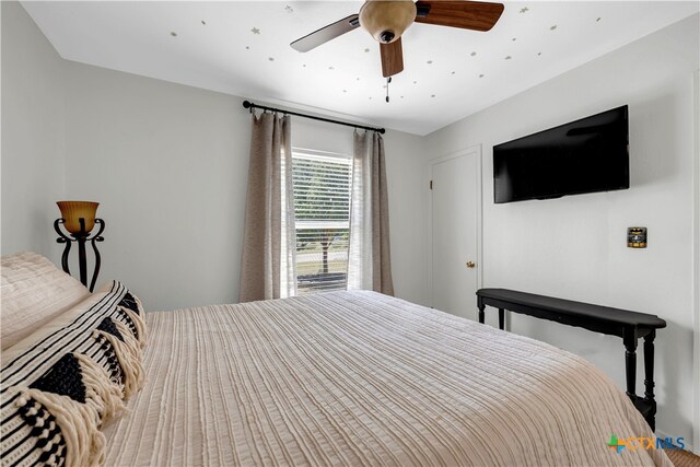 bedroom featuring ceiling fan