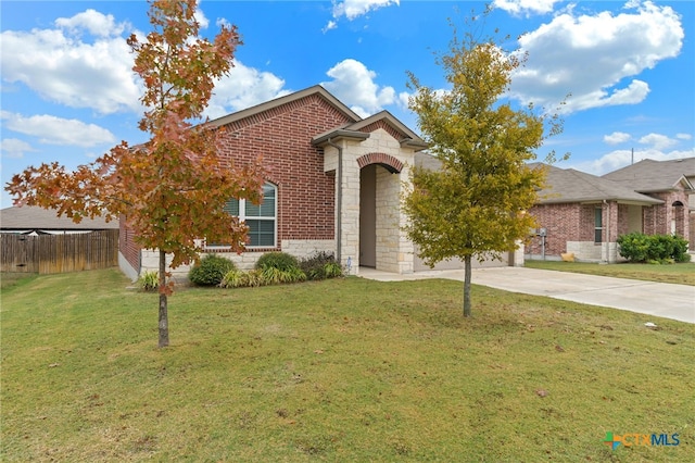 view of front of property featuring a front lawn