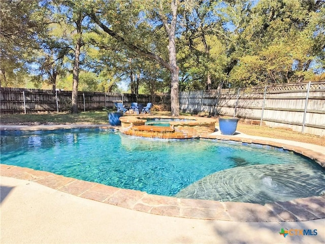 view of pool featuring an in ground hot tub and pool water feature