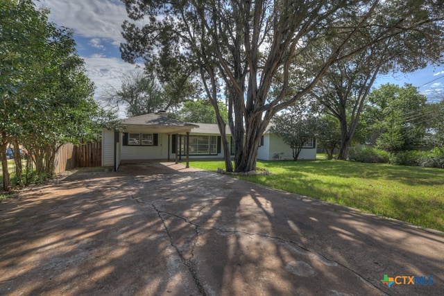 ranch-style house featuring a front yard