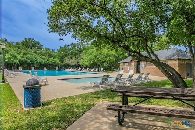 10207 Six Shooter Ln, Temple, TX 76502 - community pool with a patio