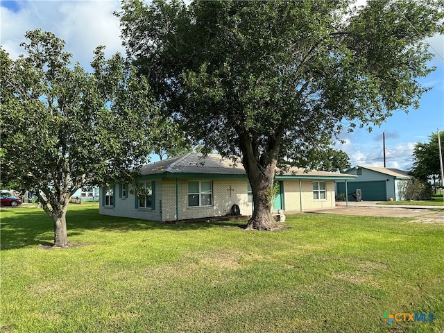 ranch-style house featuring a front lawn