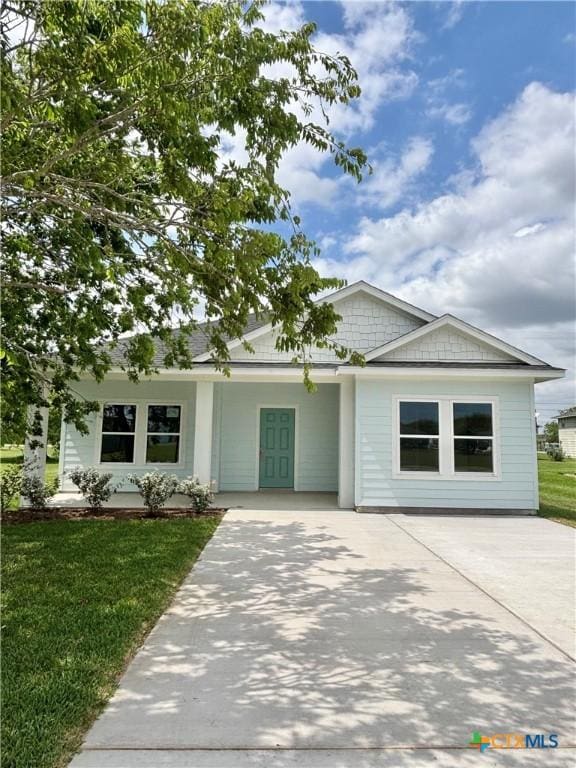ranch-style home with driveway and a front yard
