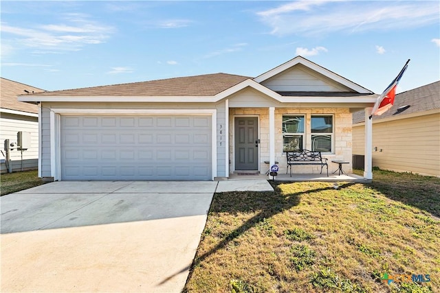 view of front facade featuring a front lawn, an attached garage, covered porch, and driveway