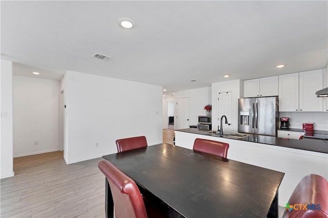 dining room featuring recessed lighting, visible vents, baseboards, and light wood-style flooring