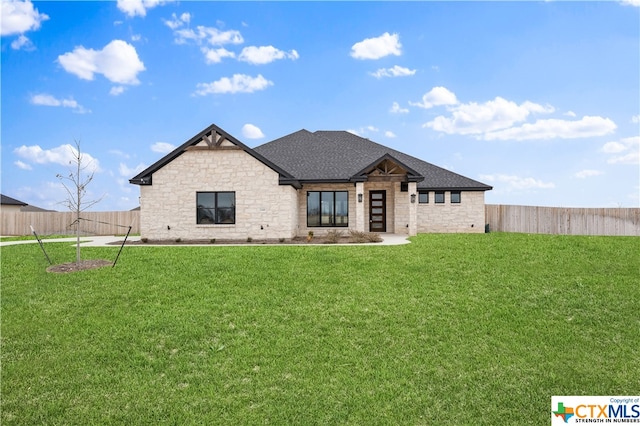 view of front of property featuring a front lawn