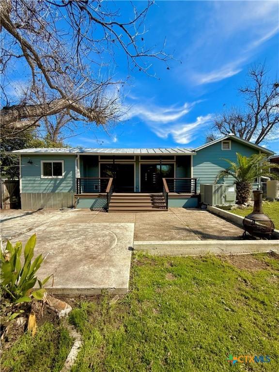 view of front of home featuring metal roof