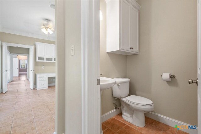 407 E Santa Rosa St, Victoria, TX 77901 - half bathroom featuring tile patterned floors, baseboards, toilet, crown molding, and a ceiling fan