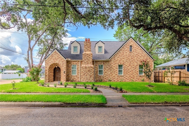 view of front of home featuring a front lawn