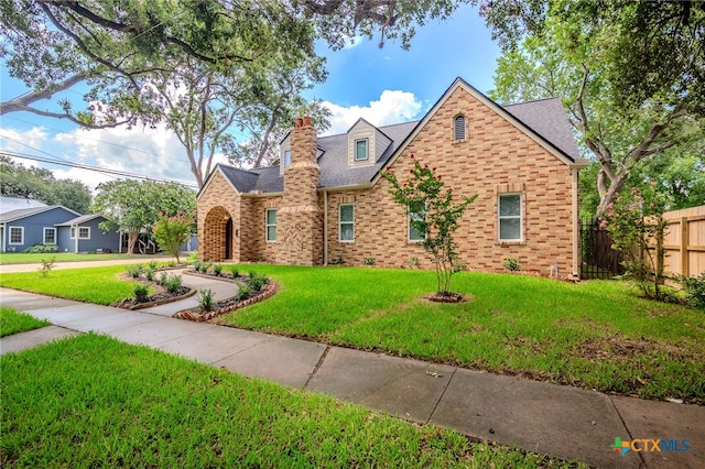 view of front of home featuring a front lawn