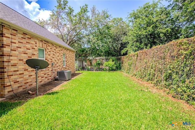 view of yard featuring cooling unit