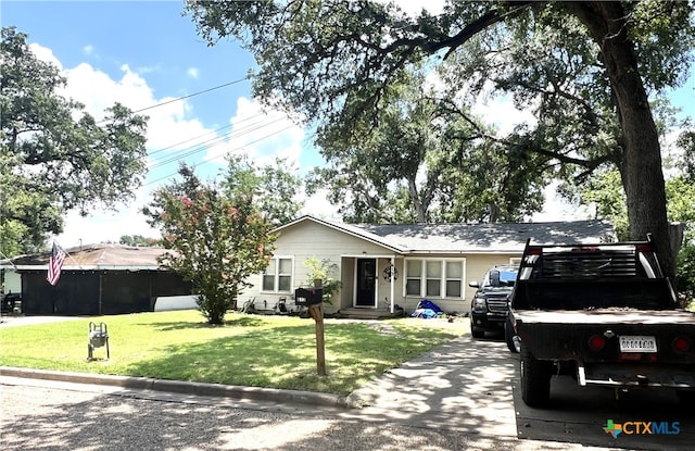 ranch-style house featuring a front lawn