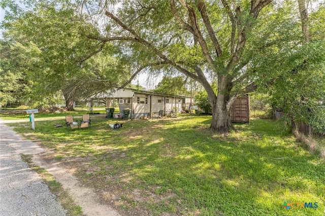 401 Walnut St, Hallettsville, TX 77964 - view of yard
