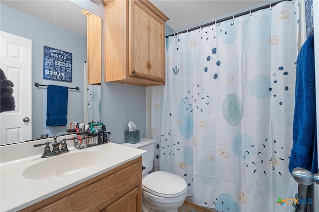 bathroom with a shower with shower curtain, vanity, and toilet