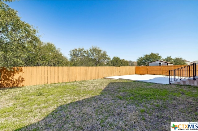 view of yard featuring a patio area