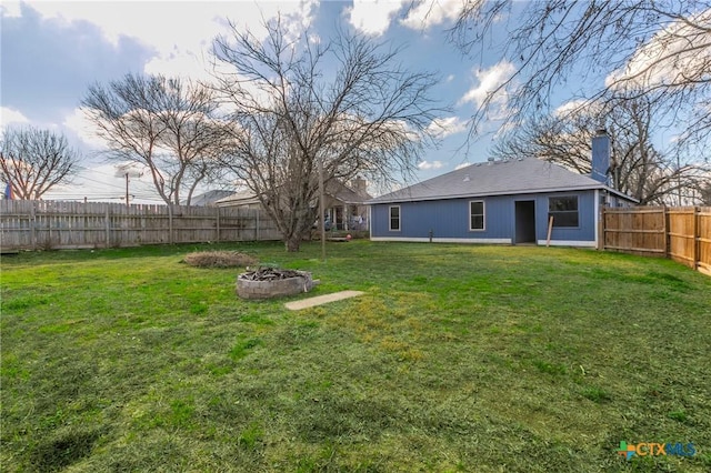 view of yard featuring a fire pit