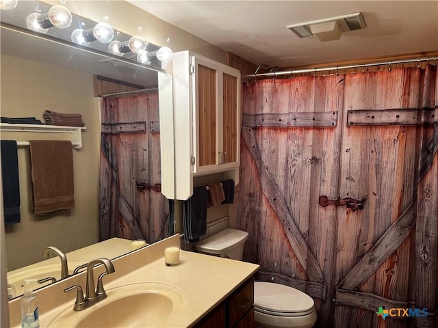 full bath featuring a shower with shower curtain, visible vents, toilet, and vanity