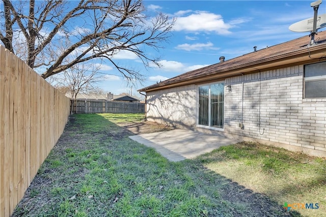 view of yard featuring a patio area