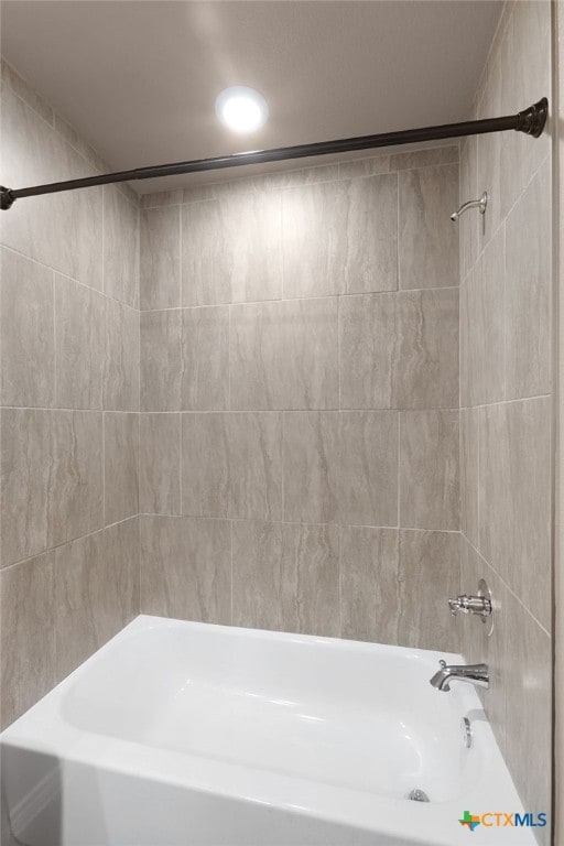 bathroom with tiled shower / bath