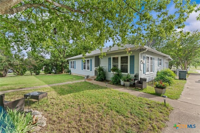 1802 Vine St, Georgetown, TX 78626 - ranch-style house with a front yard