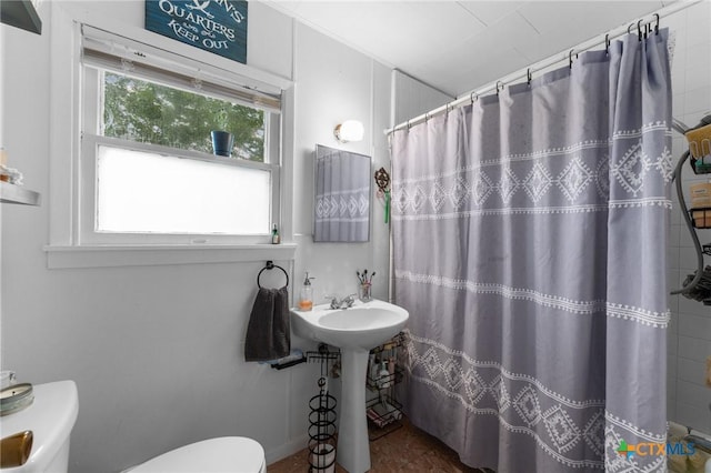 1802 Vine St, Georgetown, TX 78626 - full bathroom with toilet, curtained shower, and a sink
