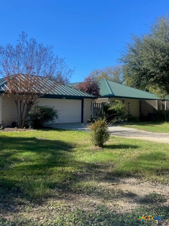 single story home featuring a front yard and a garage