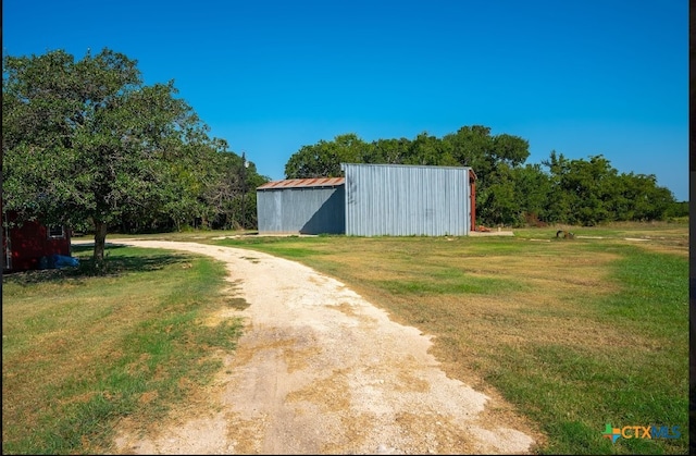 view of yard with an outbuilding