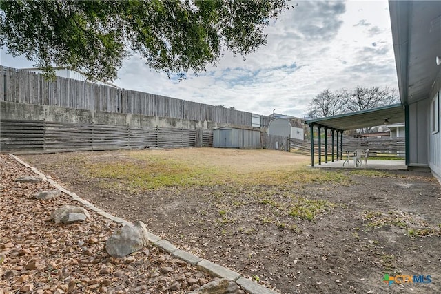 view of yard with a storage unit