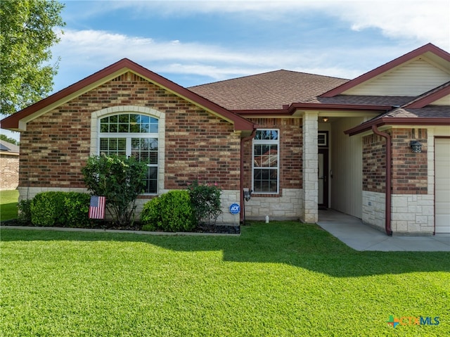 view of front of home featuring a front yard