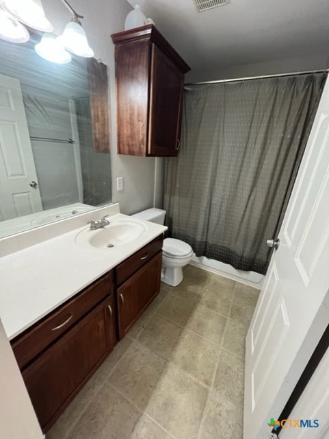 full bathroom with vanity, visible vents, toilet, and a shower with curtain