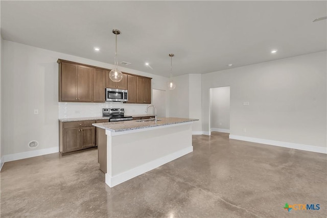 2402 Healy Dr, Temple, TX 76502 - kitchen featuring stainless steel appliances, finished concrete flooring, a sink, baseboards, and recessed lighting