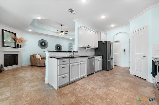2655 Belle Hubbard Trl, Belton, TX 76513 - kitchen with stainless steel appliances, crown molding, a ceiling fan, dark countertops, and backsplash