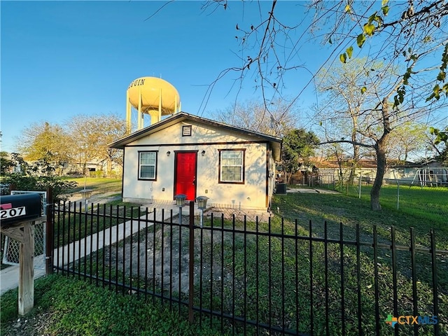 view of front of property with a front yard