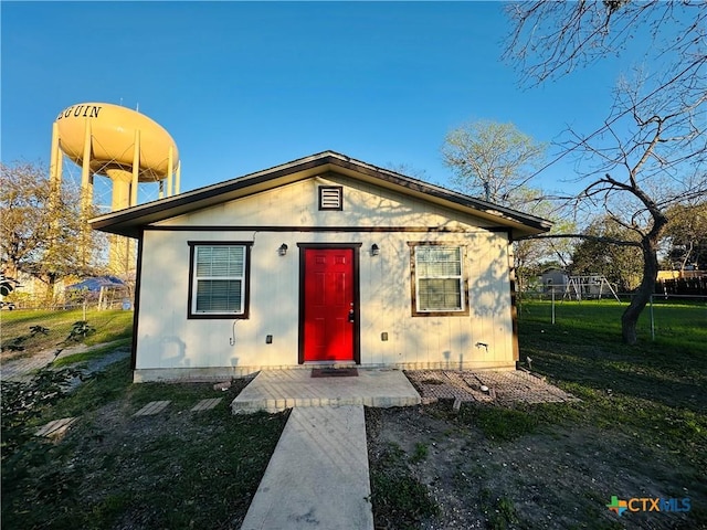 view of front of home with a front yard