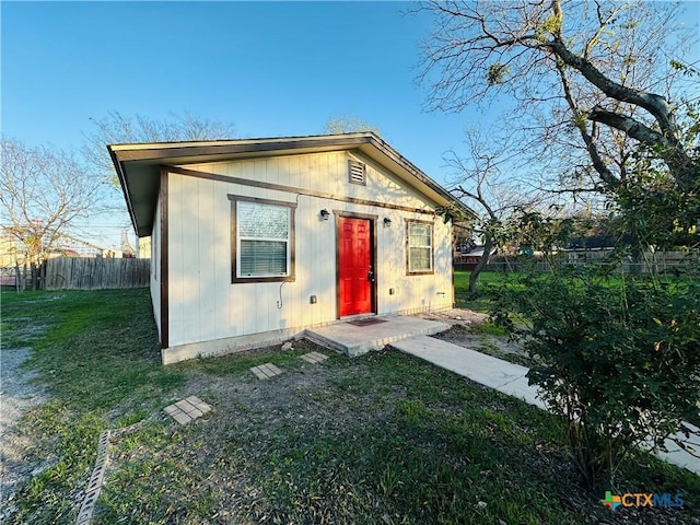 view of front of home with a front lawn