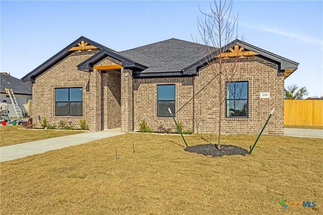 view of front of home featuring a front lawn