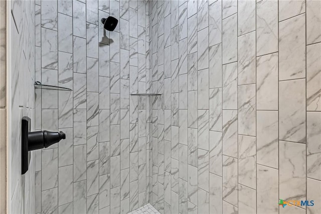 room details featuring a tile shower