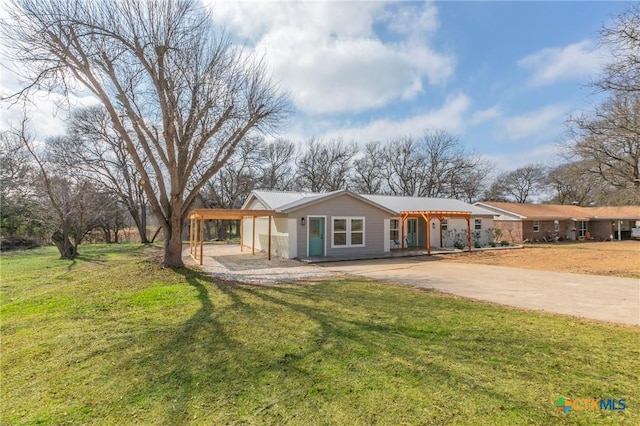 view of front of house with driveway, a carport, and a front yard