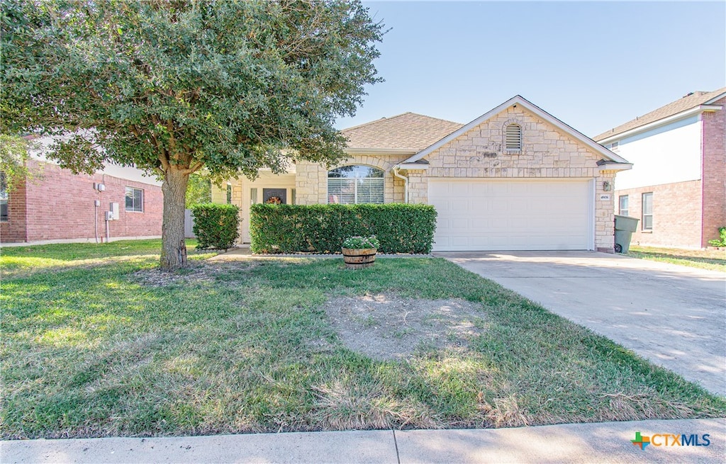 view of front of house featuring a garage and a front yard