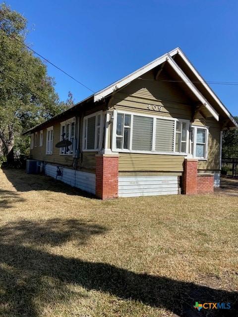 409 E Hochheim St, Yoakum, TX 77995 - view of property exterior with a lawn