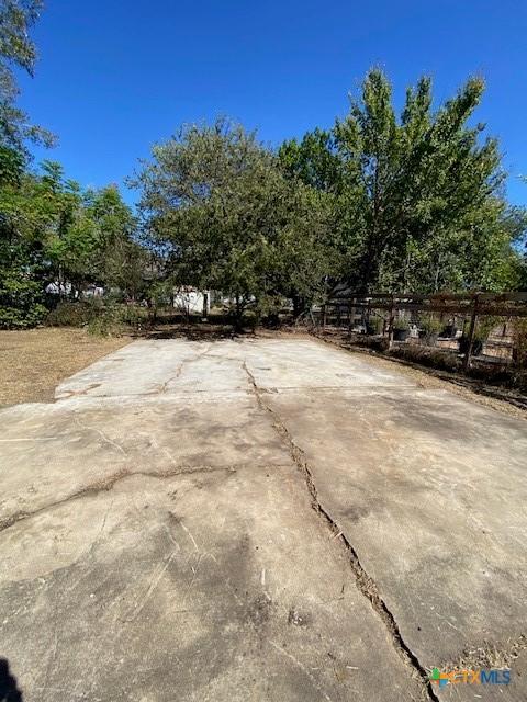 409 E Hochheim St, Yoakum, TX 77995 - view of patio