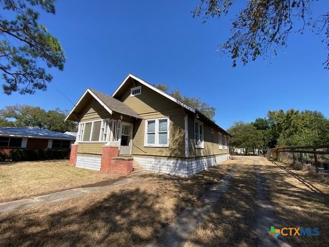 409 E Hochheim St, Yoakum, TX 77995 - view of front of house