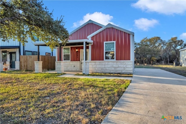 view of front of house featuring a front yard