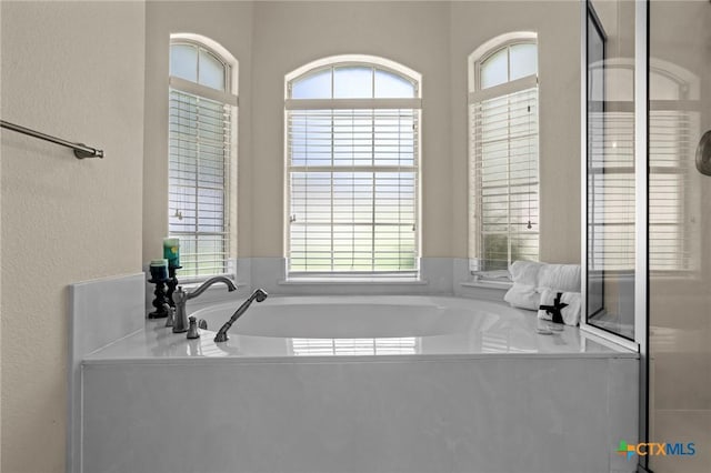 402 Prospector Trl, Harker Heights, TX 76548 - full bathroom featuring a garden tub and a textured wall