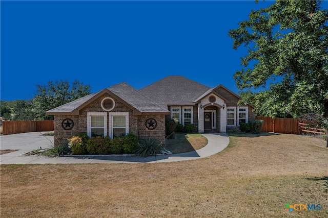 view of front of home featuring a front lawn