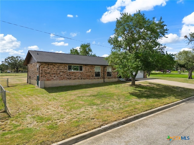 view of front of property with a front yard