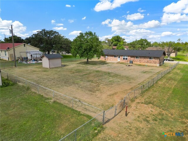 view of yard with a storage unit